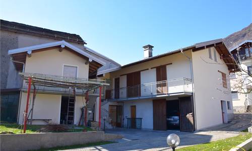 CASA SEMINDIPENDENTE CON GIARDINO IN VENDITA