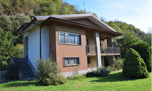 GRANDE VILLA CON GIARDINO IN VENDITA