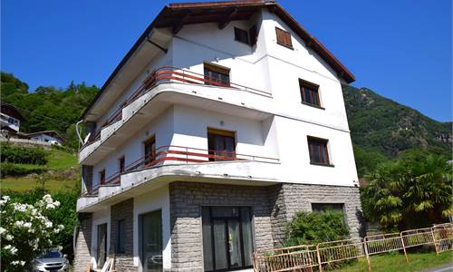 CASA BIFAMILIARE CON TERRENO E NEGOZIO IN VENDITA
