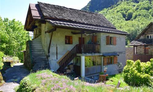 CASA INDIPENDENTE CON GIARDINO E DEPOSITO IN VENDITA